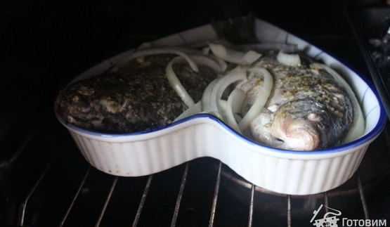 запеченные караси с луком