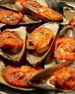 Запеченные мидии халапеньо с помидорами и чесноком