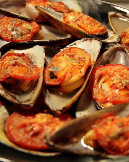 Рецепт запеченных мидий халапеньо с помидорами и чесноком