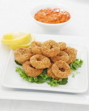 Жареные кольца кальмаров с солью и перцем со сладким соусом чили