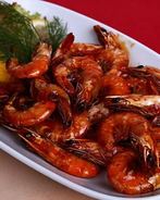 Жареные креветки с рисом и соусом