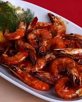 Жареные креветки с рисом и соусом