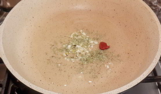 жареные креветки с розмарином