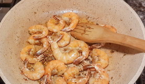 жареные креветки с розмарином