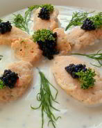 Рыбные клецки в йогуртовом соусе с икрой