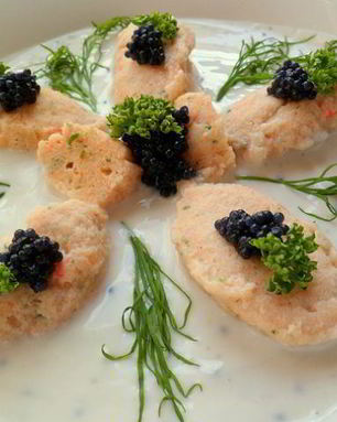 Рыбные клецки в йогуртовом соусе с икрой