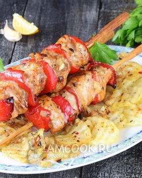 Куриный шашлык с картошкой в духовке