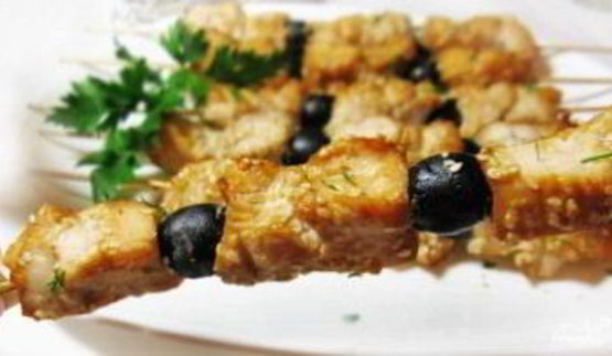 куриный шашлык в соевом маринаде с маслинами