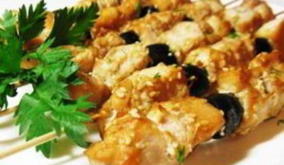 куриный шашлык в соевом маринаде с маслинами