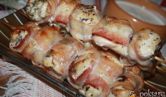 куриные шашлыки в беконе