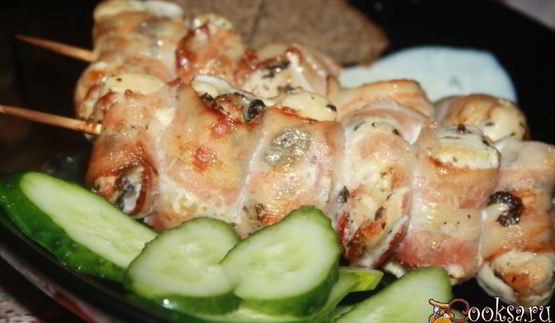 куриные шашлыки в беконе
