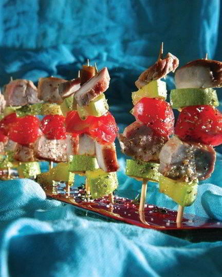 Рецепт мини-шашлыков из копченой свинины, помидоров черри и маринованных цукини