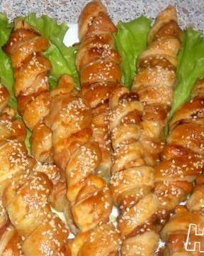 Шашлычки из индейки с ананасами в слоеном тесте