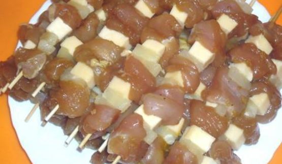 шашлычки из индейки с ананасами в слоеном тесте