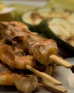 Шашлычки из курицы и креветок со овощами на гриле