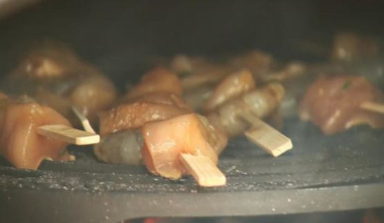 шашлычки из курицы и креветок со овощами на гриле