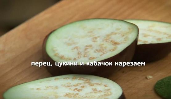 шашлычки из курицы и креветок со овощами на гриле
