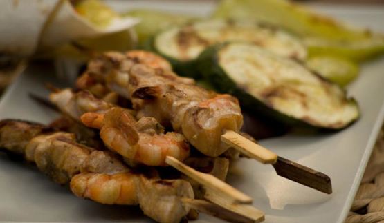 шашлычки из курицы и креветок со овощами на гриле