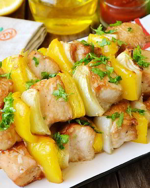 Шашлычки из курицы в меду с овощами