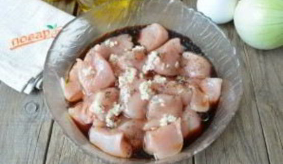 шашлычки из курицы в меду с овощами
