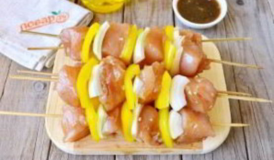 шашлычки из курицы в меду с овощами