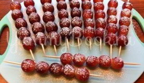 шашлычки виноград в шоколаде