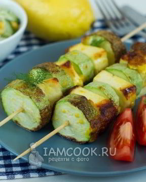 Шашлык из кабачков с сыром на шпажках на сковороде