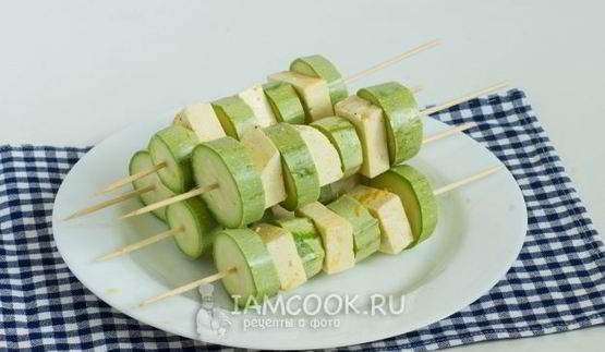 шашлык из кабачков с сыром на шпажках на сковороде