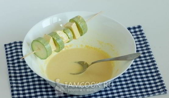 шашлык из кабачков с сыром на шпажках на сковороде