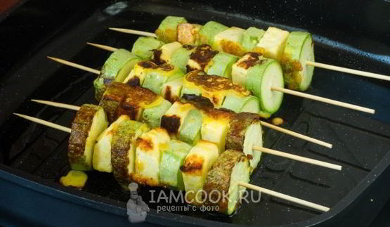 шашлык из кабачков с сыром на шпажках на сковороде
