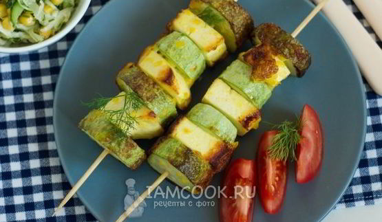 шашлык из кабачков с сыром на шпажках на сковороде