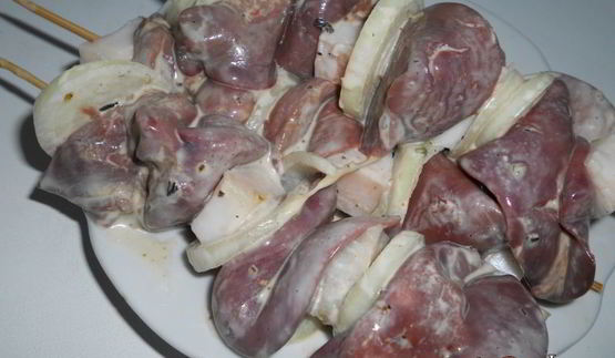 шашлык из куриной печени на сковороде