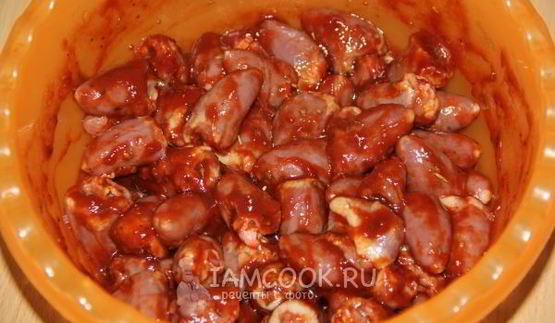 шашлык из куриных сердечек в томатном соусе