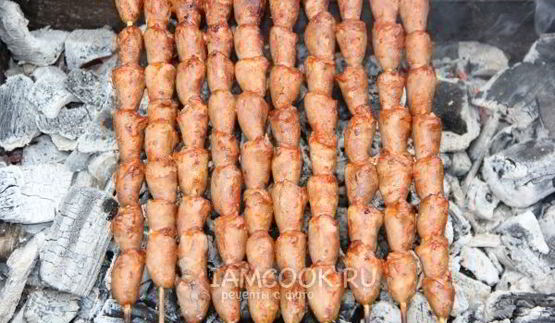 шашлык из куриных сердечек в томатном соусе