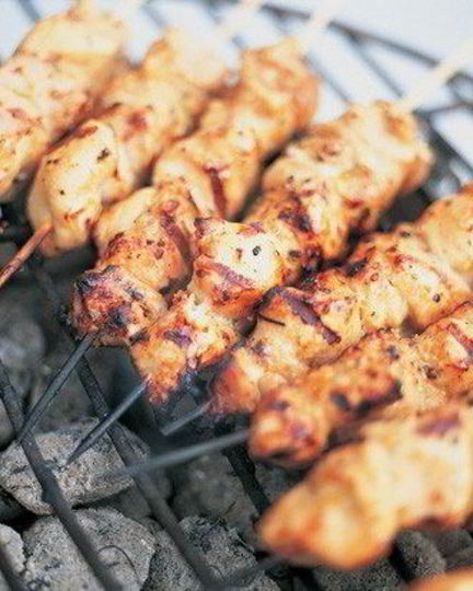 Рецепт шашлыка из курицы, замаринованной в вине с лимоном, тимьяном, розмарином и ягодами можжевельника