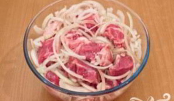 шашлык из свинины, маринованый в помидорах