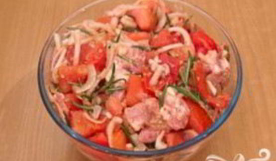 шашлык из свинины, маринованый в помидорах