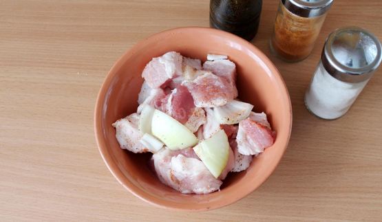 шашлык из свинины с маринадом из лука и кефира