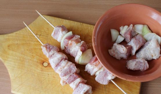 шашлык из свинины с маринадом из лука и кефира