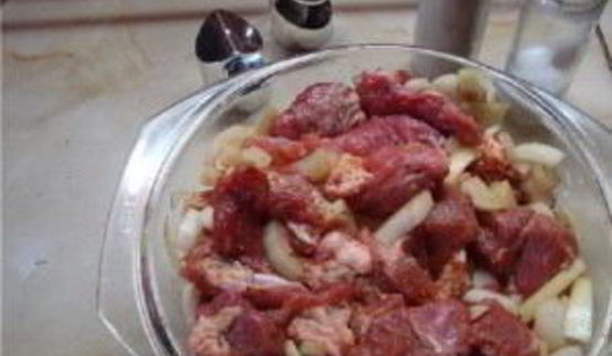 шашлык в рукаве на луковой подушке