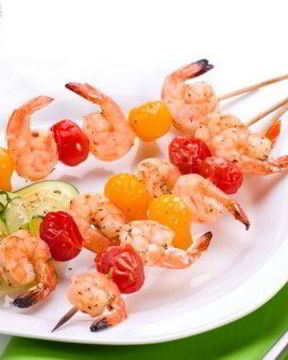 Шашлыки из креветок и черри со сметанным соусом с хреном и розмарином