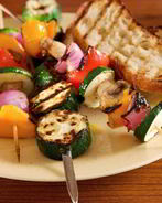 Шашлыки из сыра халлоуми, кабачков, грибов и перцев