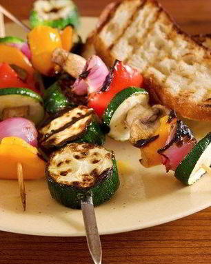 Шашлыки из сыра халлоуми, кабачков, грибов и перцев