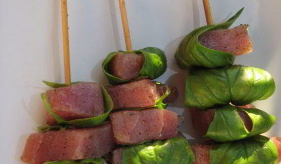 средиземноморские шашлычки из тунца с базиликом