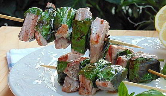 средиземноморские шашлычки из тунца с базиликом