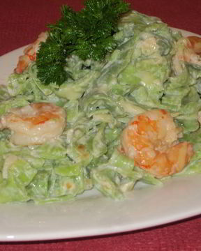 Шпинатная лапша с креветками