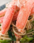 Снежный краб и лапша Соба с зеленью