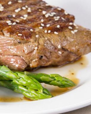 Стейк со спаржей