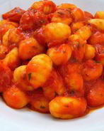 Веганские картофельные ньокки с насыщенным томатным соусом