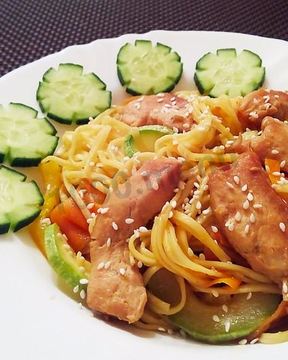 Яичная лапша с курицей и овощами